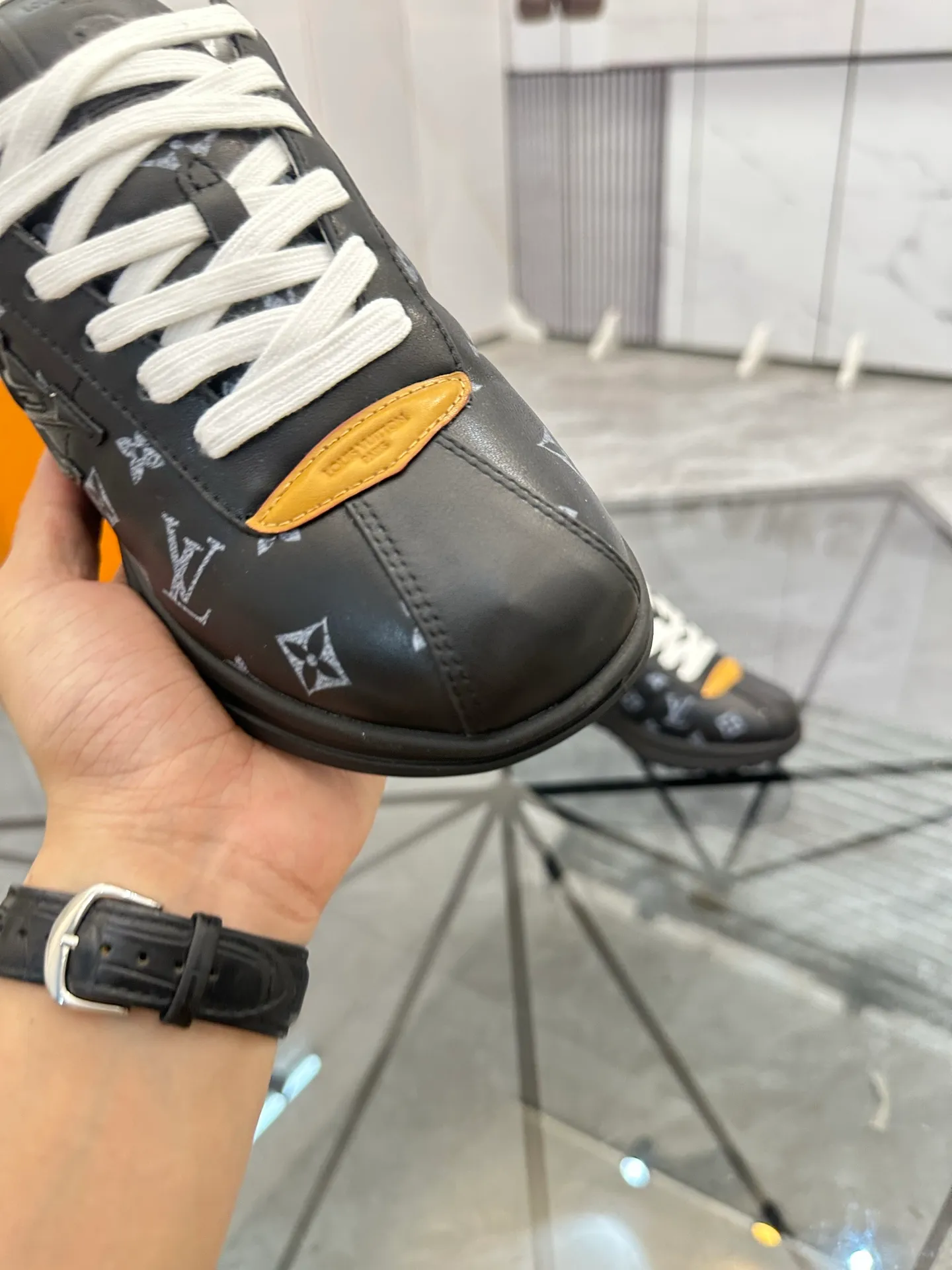 Men's shoes: 💰P700¥ Top quality Product trademark: LV* "Louis Vuitton*" low-top casual shoes Regular size: 35-45 (can be customized to 46) Couple style Product materials: Imported cowhide upper, breathable lining, original outsole. Number: two
